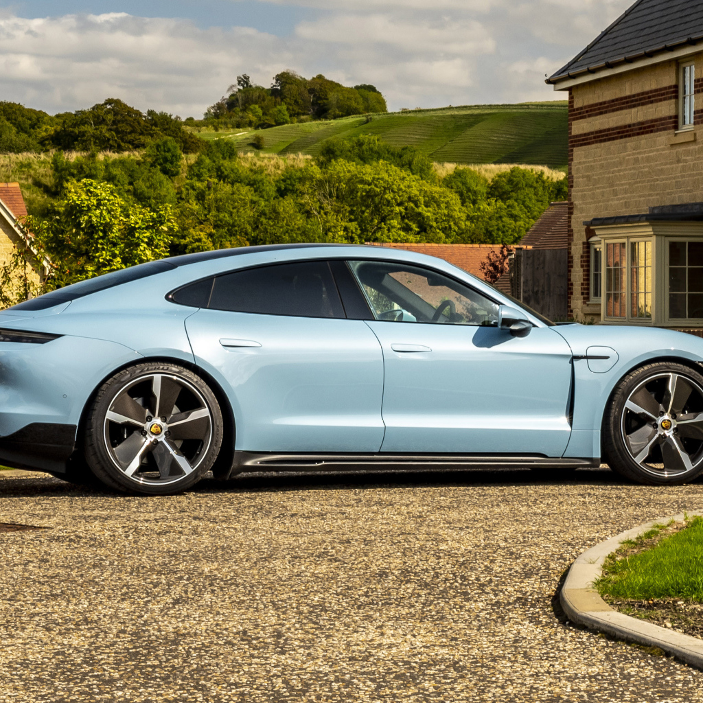 Автомобиль Porsche Taycan 4S 2021  года вид сбоку