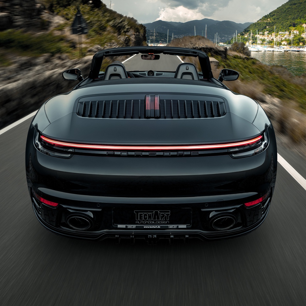 Черный кабриолет TechArt Porsche 911 Carrera 4S, 2020 года вид сзади