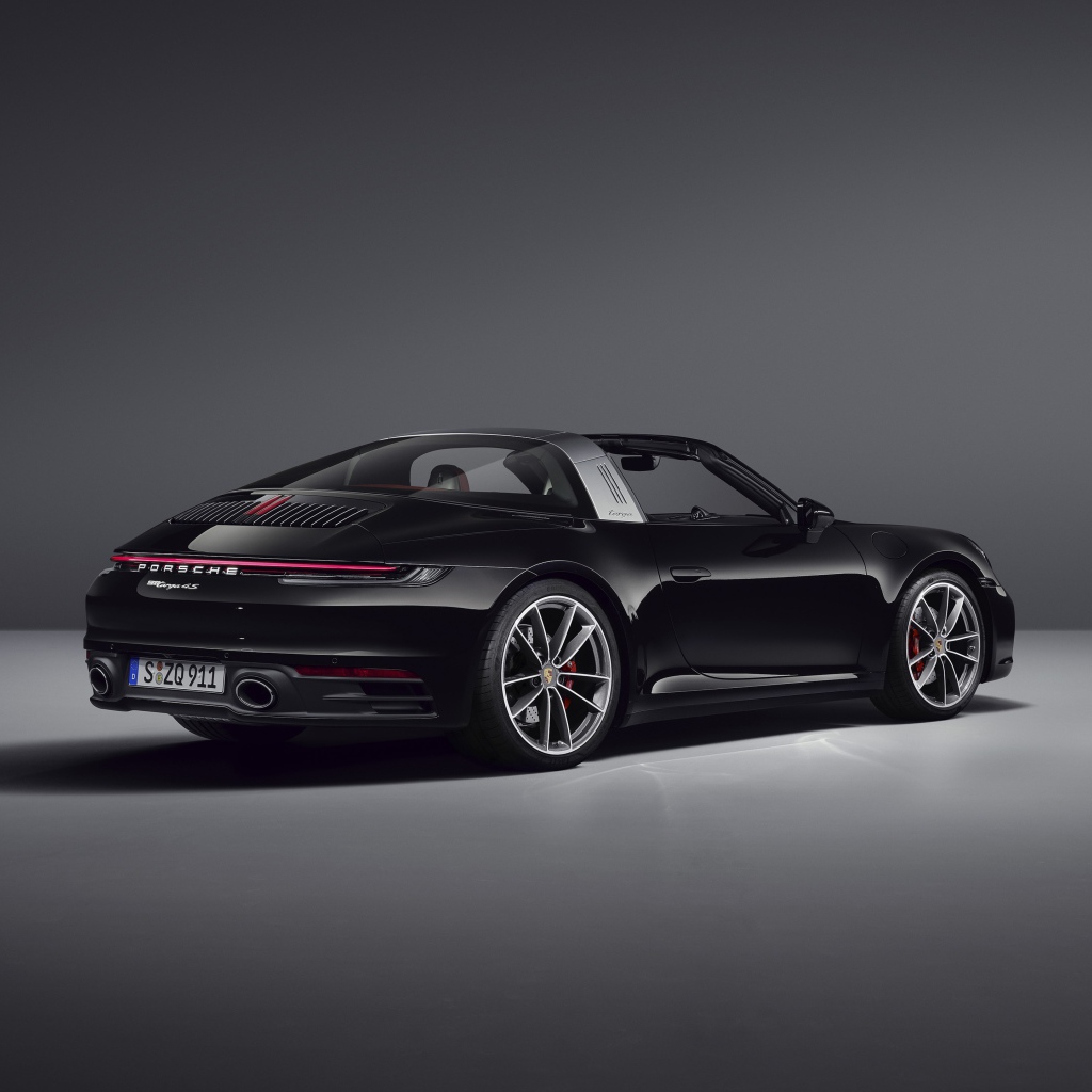 Черный автомобиль Porsche 911 Targa 4S 2020 года вид сзади на сером фоне