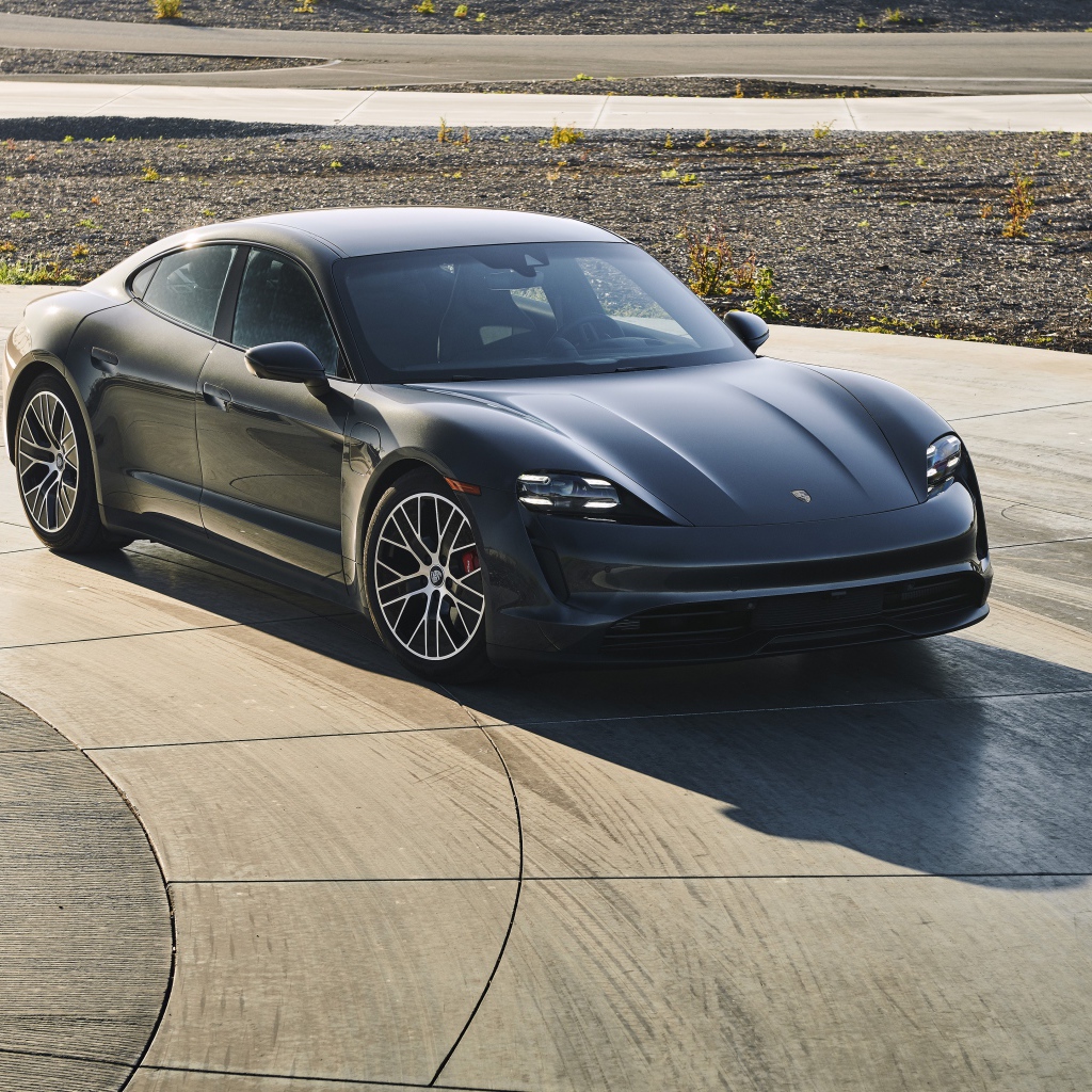 Черный автомобиль Porsche Taycan, 2020 года на дороге 