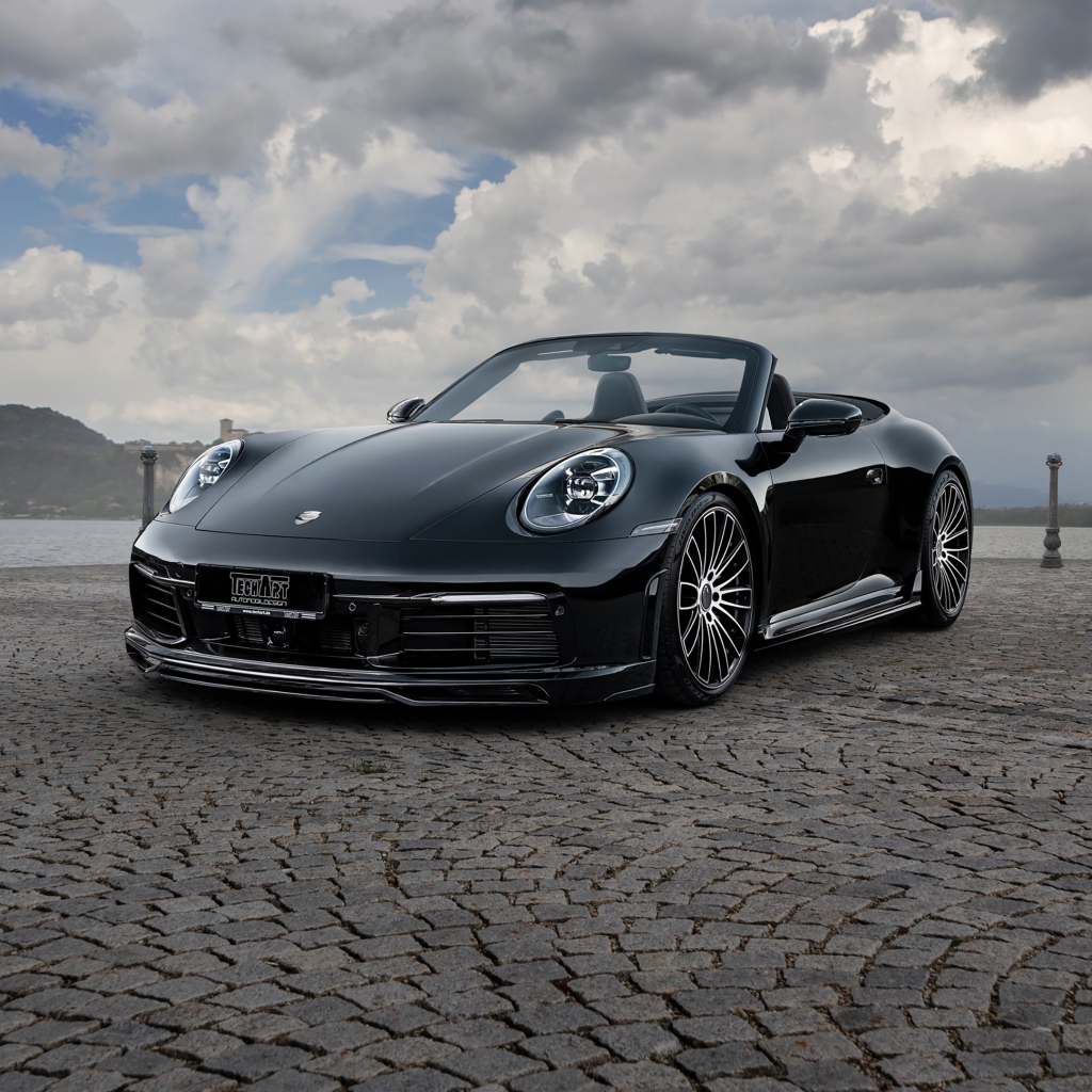 Черный кабриолет  Porsche 911 Carrera 4S, 2020 года на фоне грозового неба