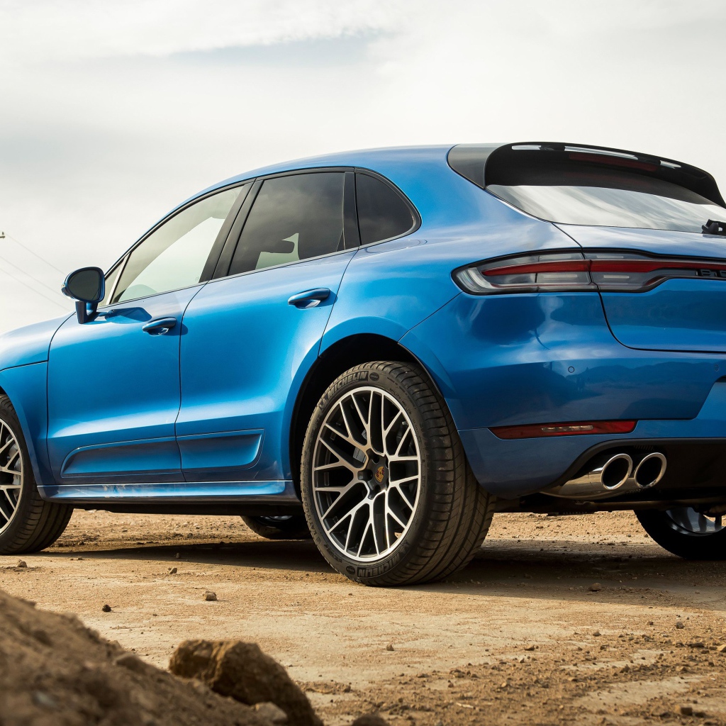 Синий автомобиль  Porsche Macan Turbo, 2020 года вид сзади 