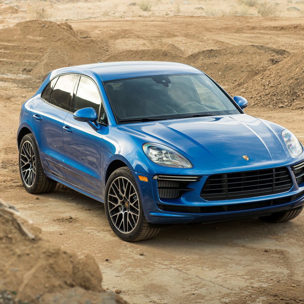 Синий автомобиль  Porsche Macan Turbo, 2020 года в карьере