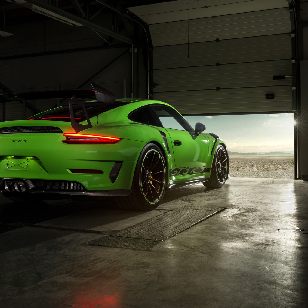 Зеленый автомобиль Porsche GT3 RS вид сзади