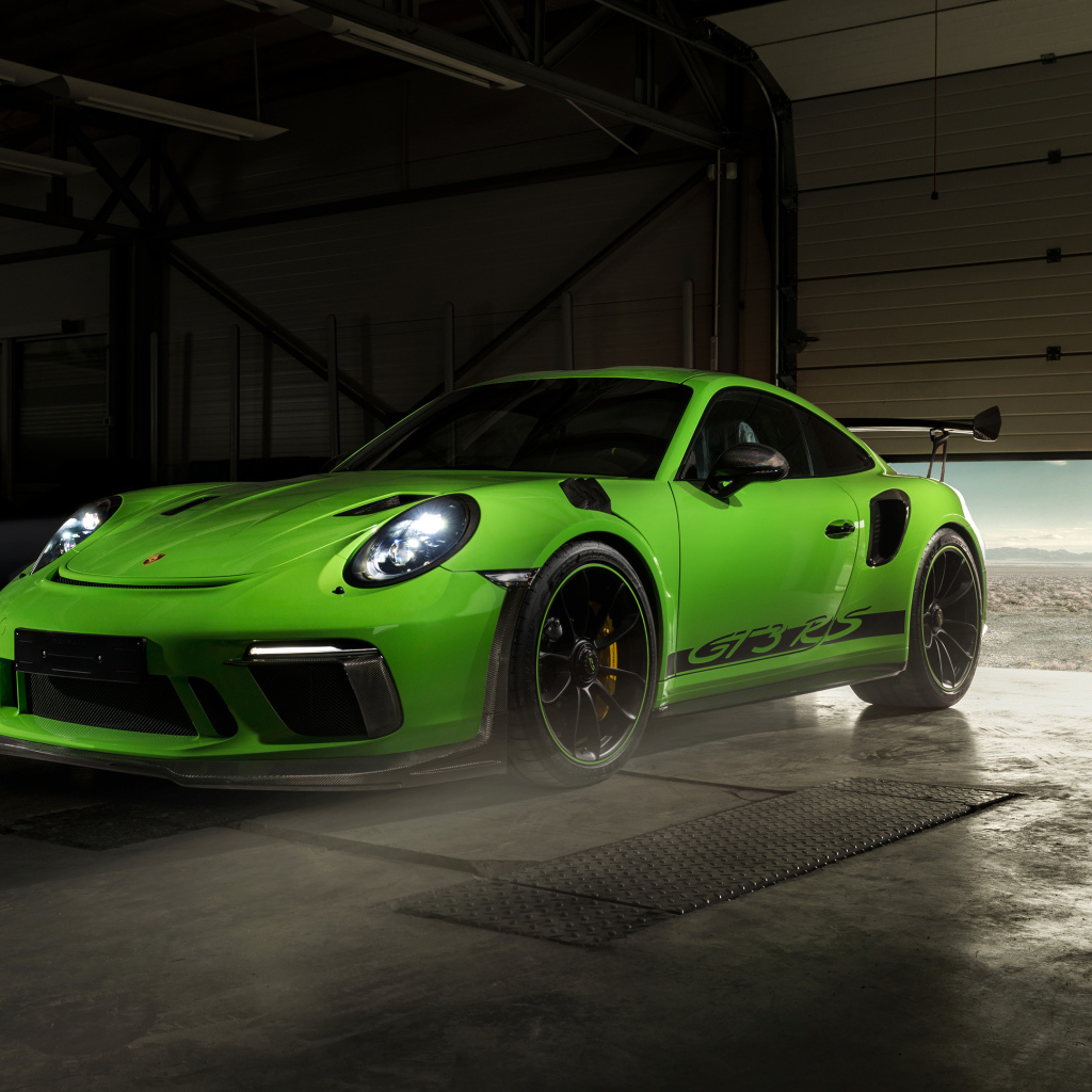 Зеленый автомобиль Porsche GT3 RS в гараже