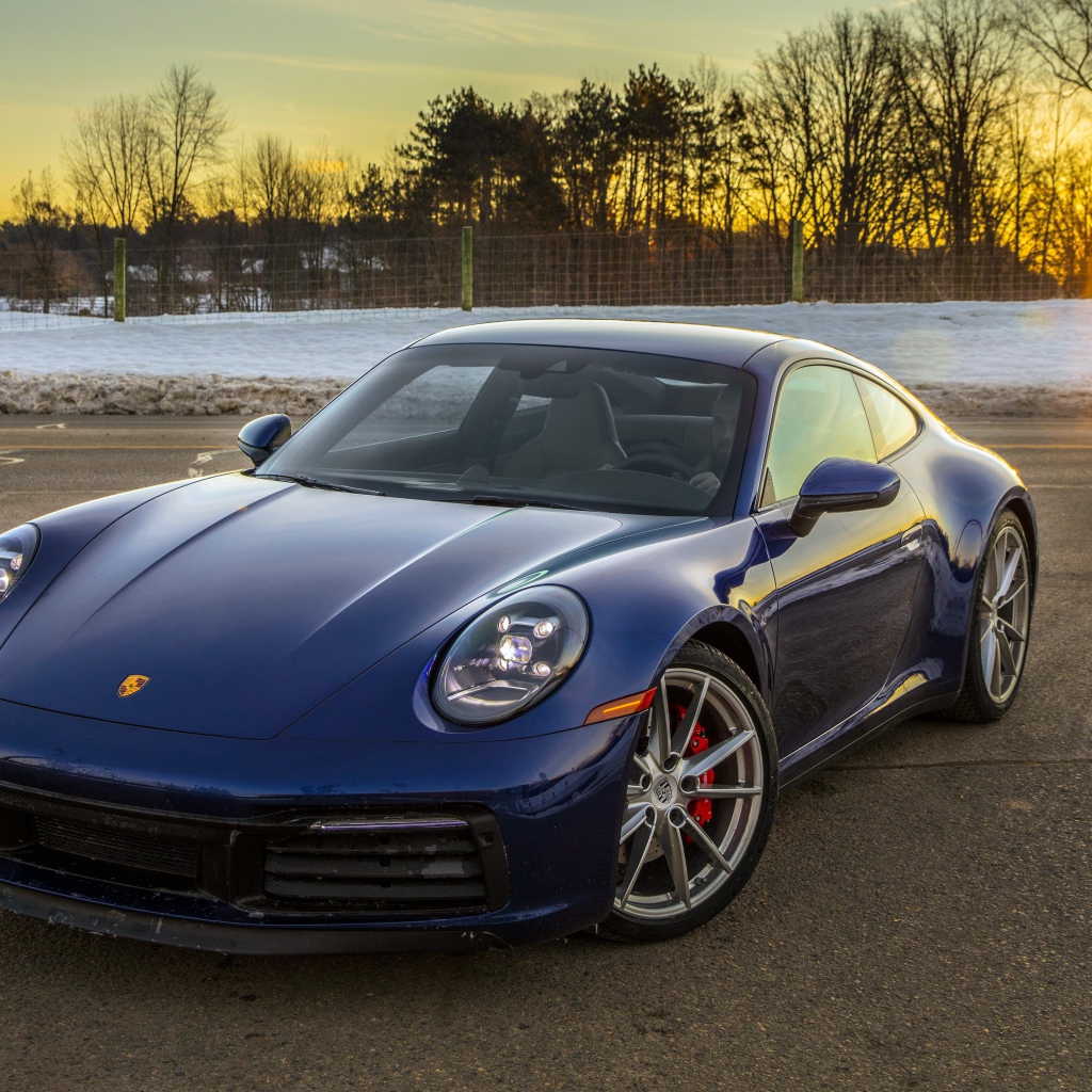 Автомобиль  Porsche 911 Carrera, 2020 года в лучах зимнего солнца