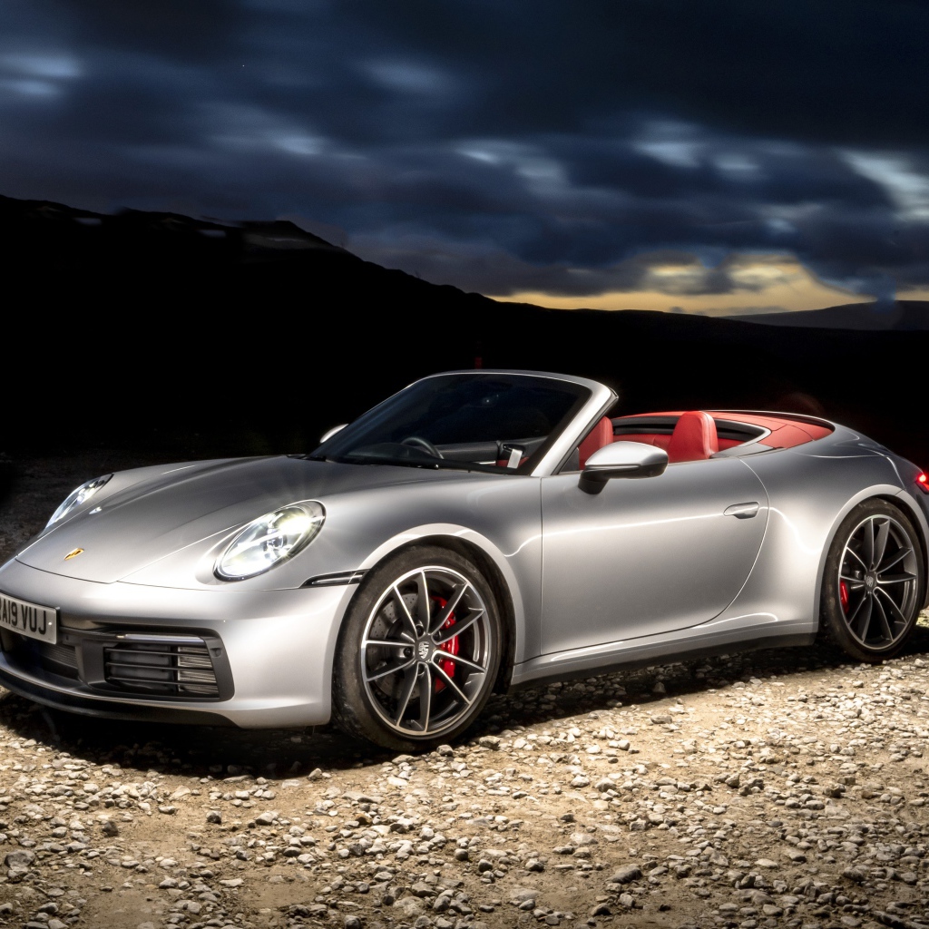 Автомобиль Porsche 911 Carrera 4S Cabriolet вечером