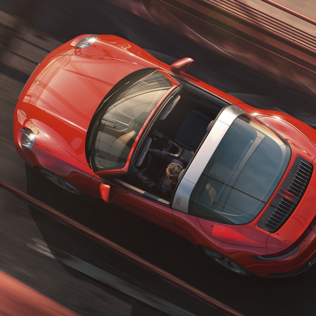 Автомобиль Porsche 911 Targa 4, 2020 года вид сверху