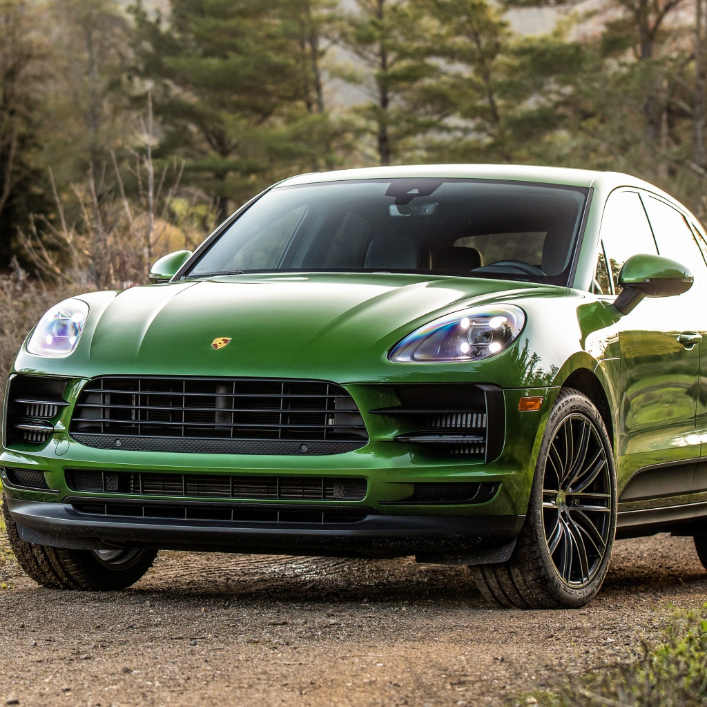 Зеленый внедорожник Porsche Macan S в лесу