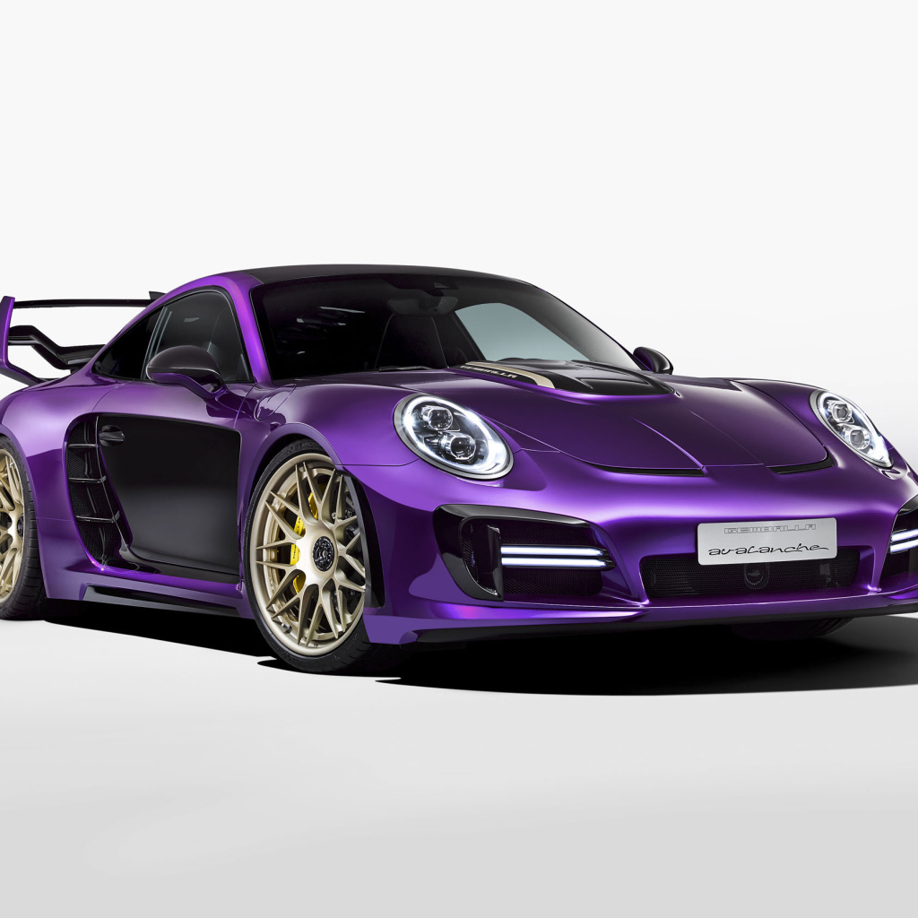 Фиолетовый автомобиль Porsche Gemballa Avalanche на сером фоне