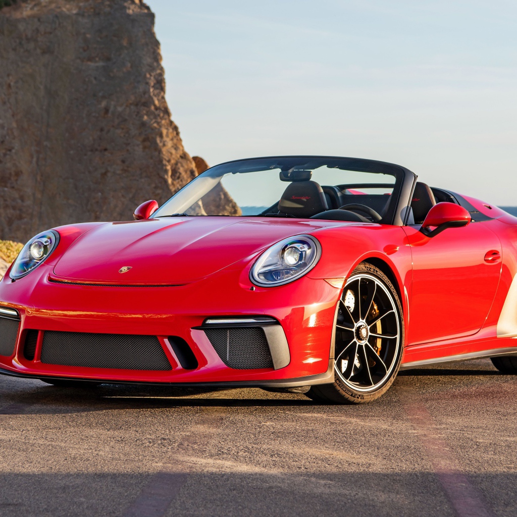 Красный автомобиль Porsche 911 Speedster, 2019 года у воды