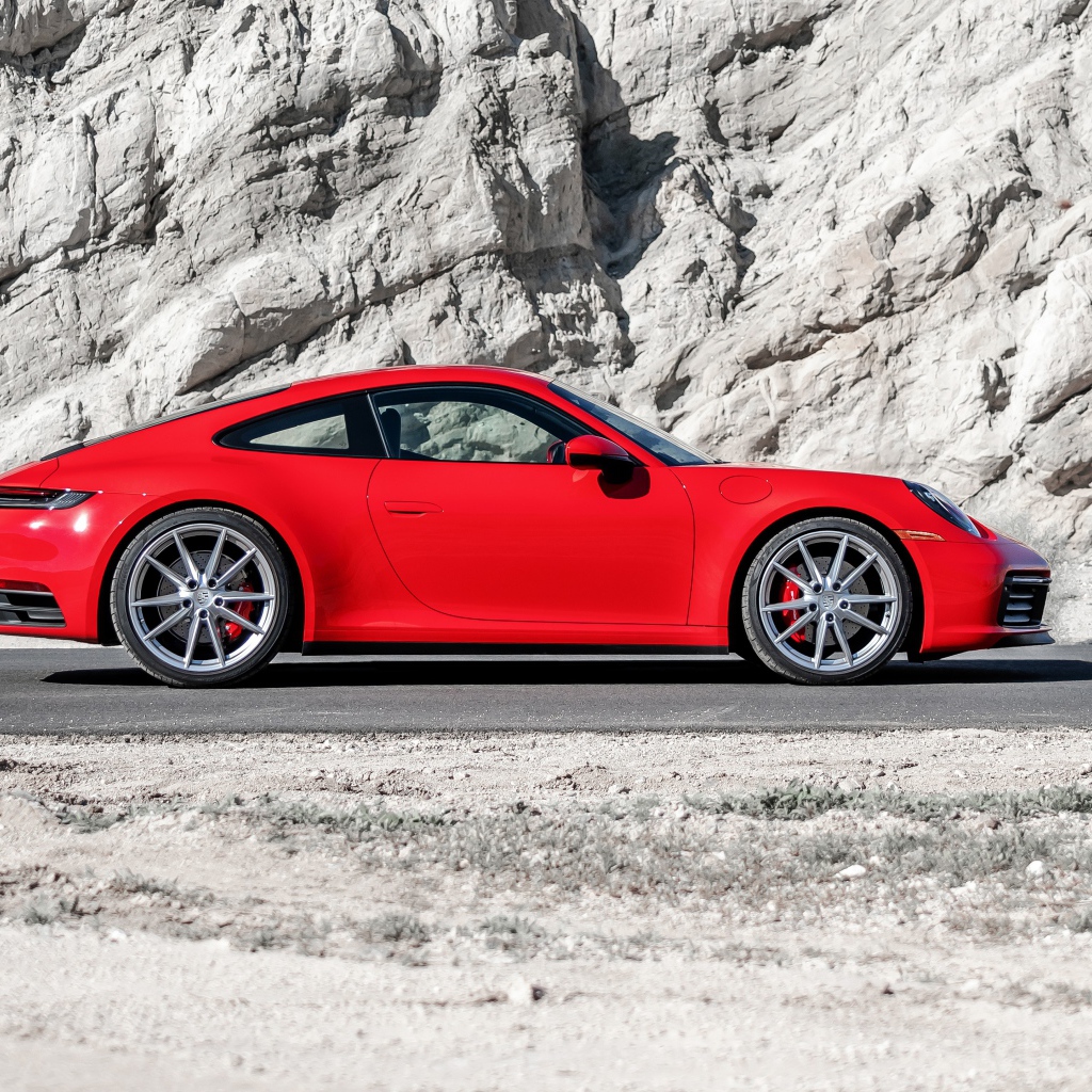 Красный  Porsche 911 Carrera S, 2020 года на фоне горы