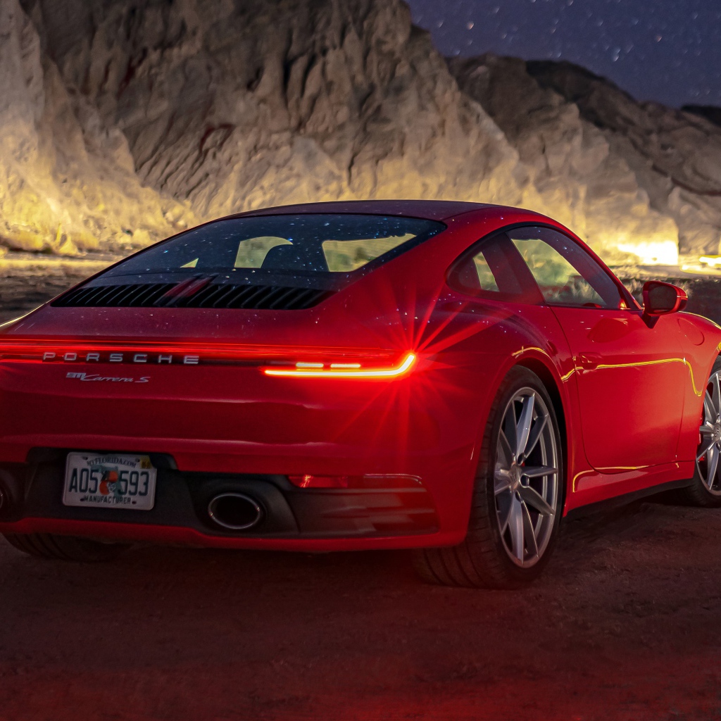 Красный автомобиль  Porsche 911 Carrera S, 2020 года в горах ночью 
