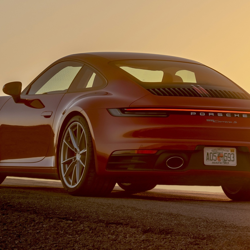 Красный автомобиль  Porsche 911 Carrera S, 2020 года вид сзади
