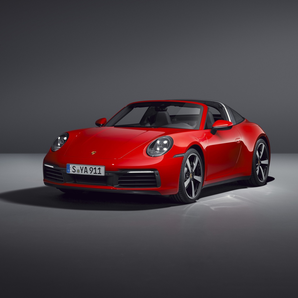 Красный автомобиль Porsche 911 Targa 4 2020 года на сером фоне