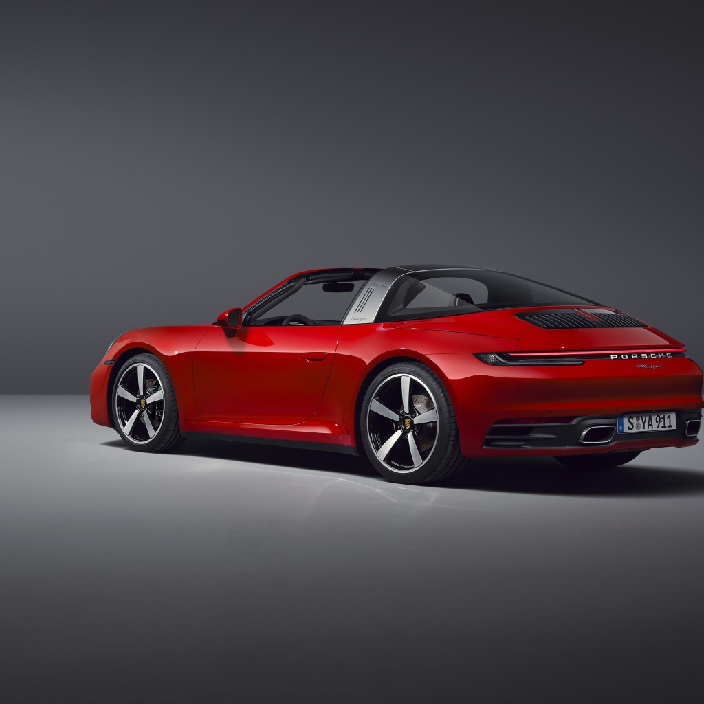 Красный автомобиль Porsche 911 Targa 4, 2020 года на сером фоне вид сзади