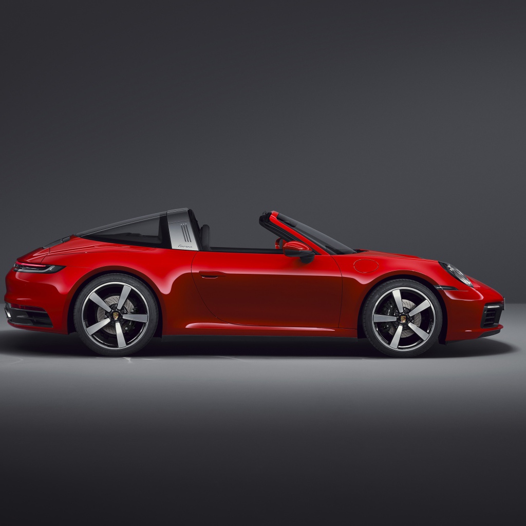 Красный кабриолет Porsche 911 Targa 4 2020 года на сером фоне