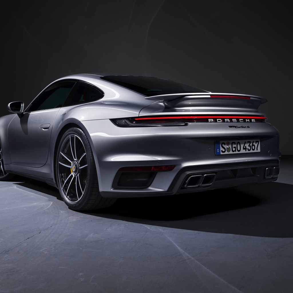 Серебристый автомобиль Porsche 911 Turbo S 2020 года вид сзади