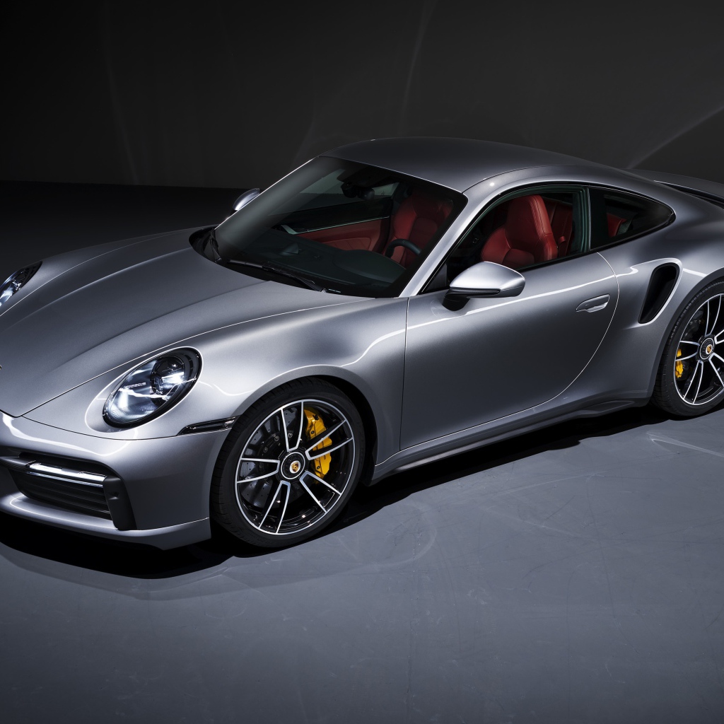 Серебристый автомобиль Porsche 911 Turbo S 2020 года вид сверху 