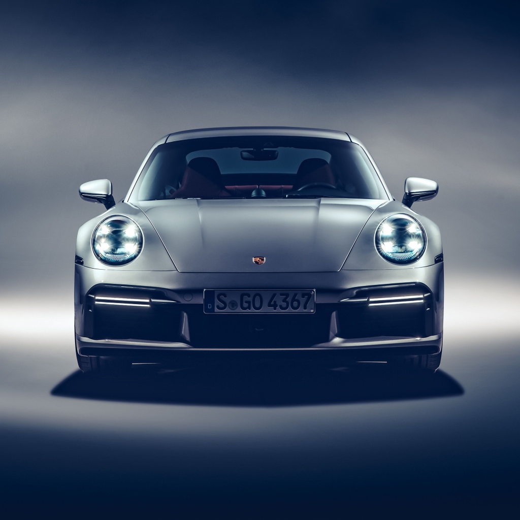 Серебристый Porsche 911 Turbo S 2020 года вид спереди