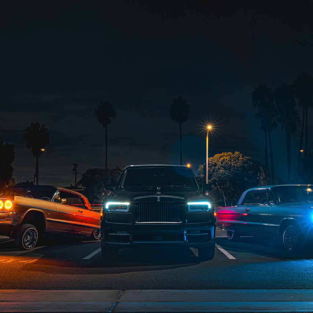 Автомобили Rolls-Royce Cullinan, 2020 года с включенным фарами