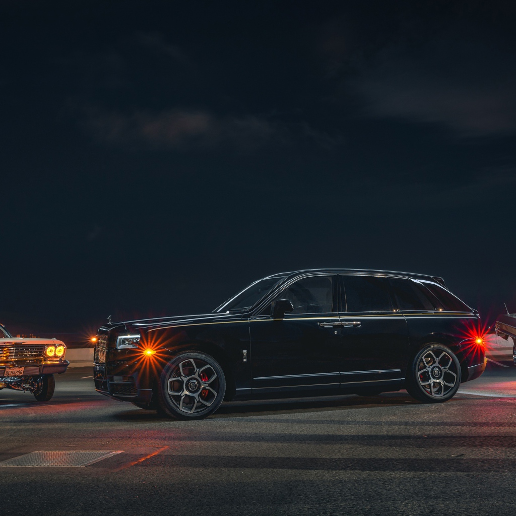 Автомобиль  Rolls-Royce Cullinan, 2020 года ночью 