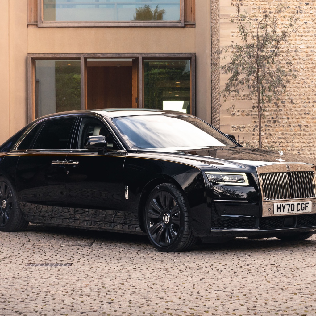 Черный деловой автомобиль Rolls-Royce Ghost EWB 2020 года у дома 