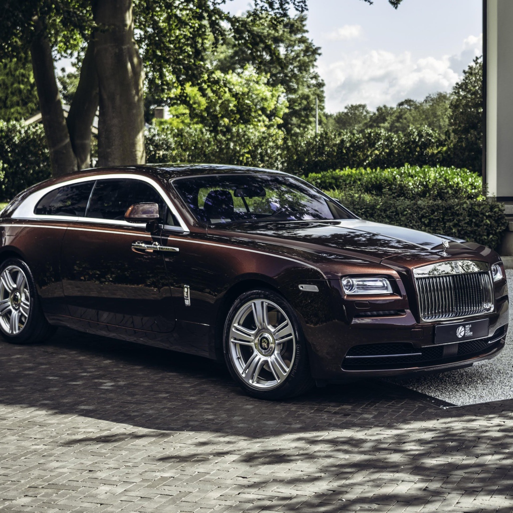 Коричневый автомобиль  Rolls-Royce Wraith Shooting Brake 2020 года в парке