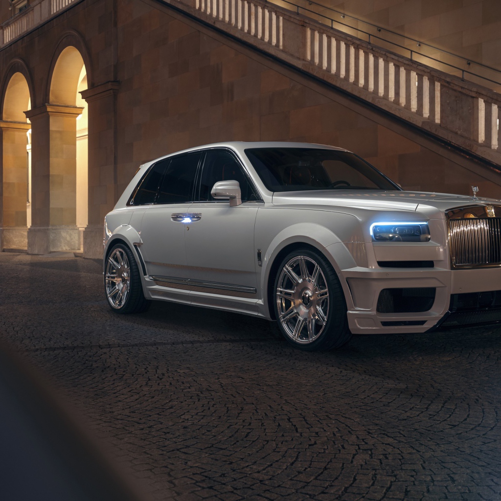 Белый автомобиль  Rolls-Royce Cullinan 2020 года у лестницы