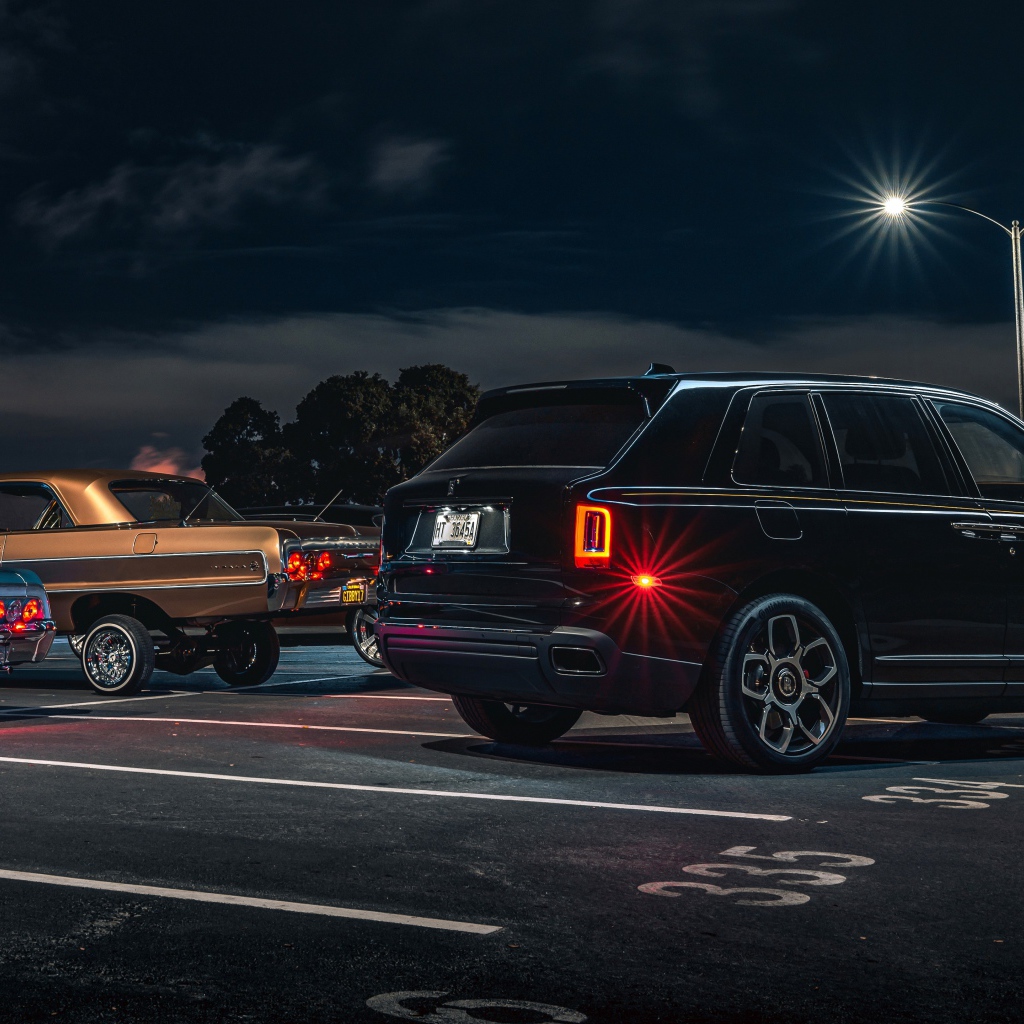 Черный Rolls-Royce Cullinan, 2020 года вид сзади