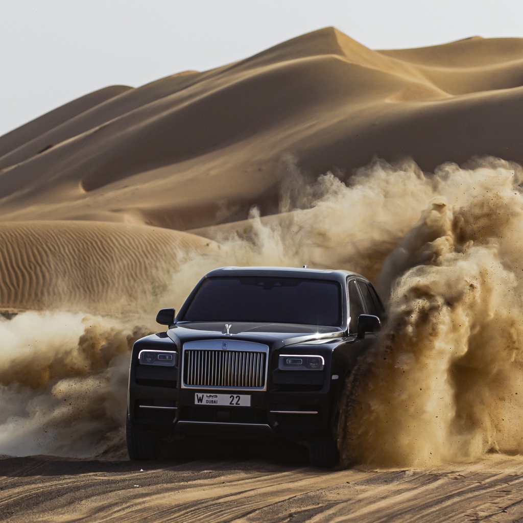 Черный автомобиль Rolls-Royce Cullinan в пустыне
