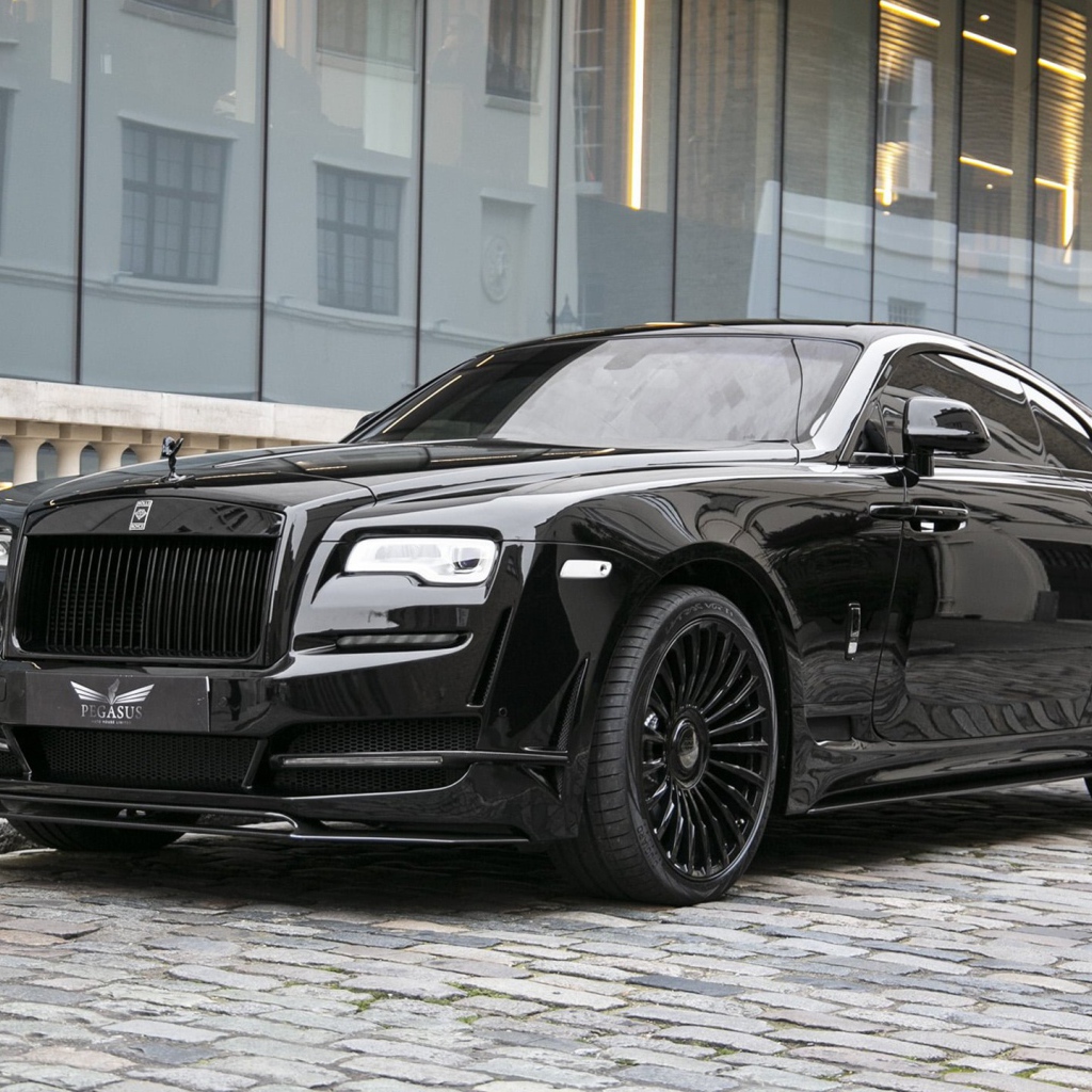 Черный автомобиль Rolls-Royce Wraith у здания 