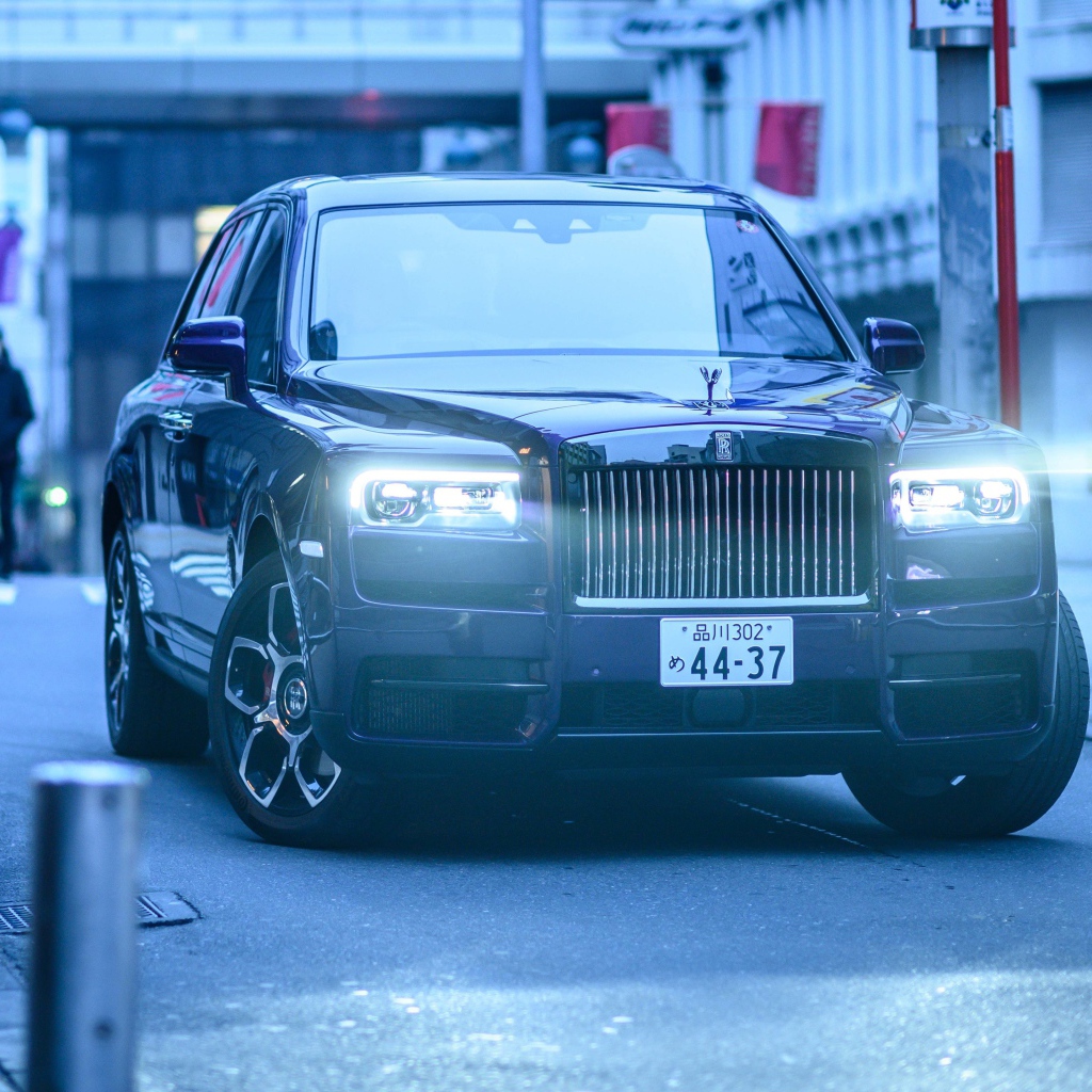 Автомобиль Rolls-Royce Cullinan с включенными фарами