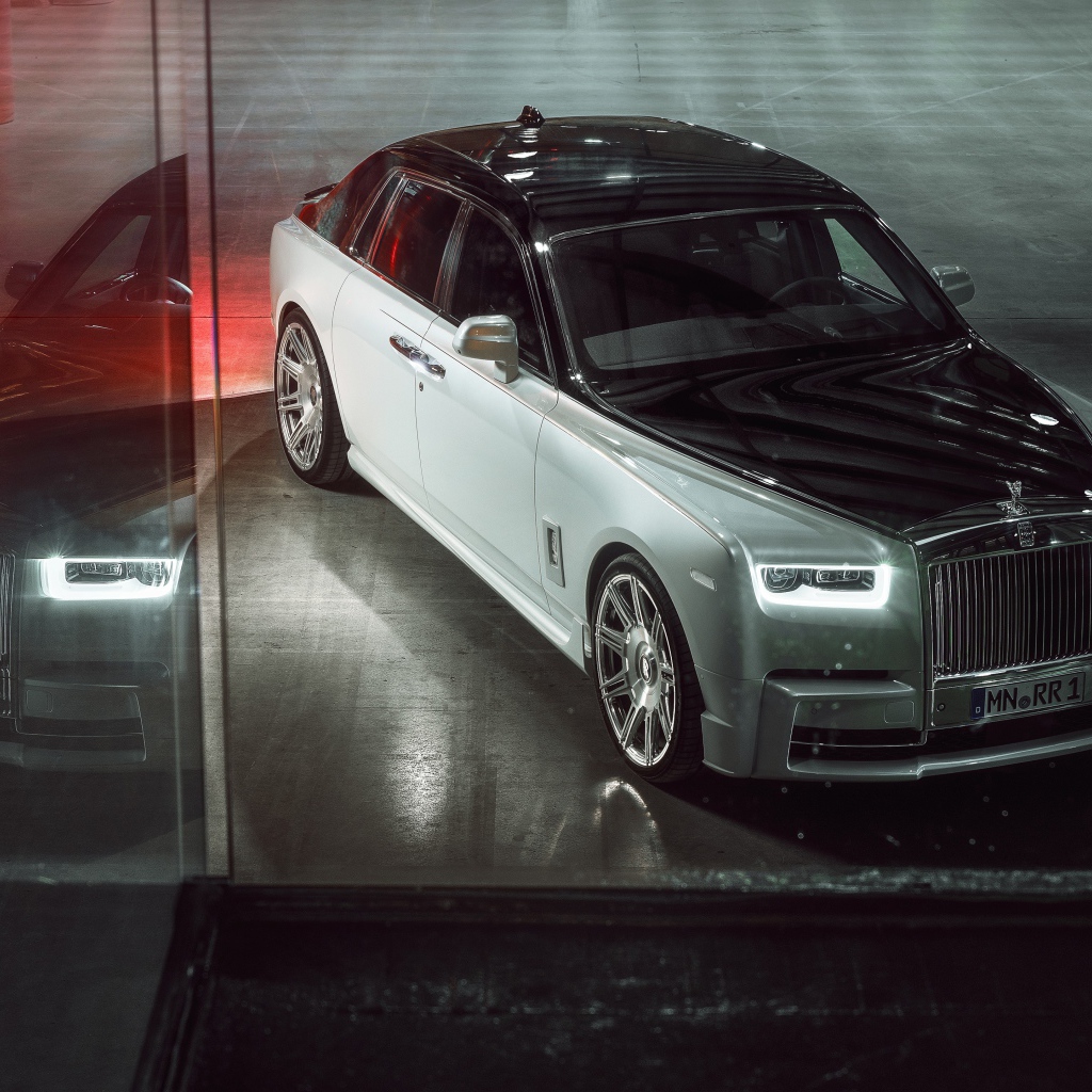 Серебристый автомобиль Rolls-Royce Phantom 2019 года