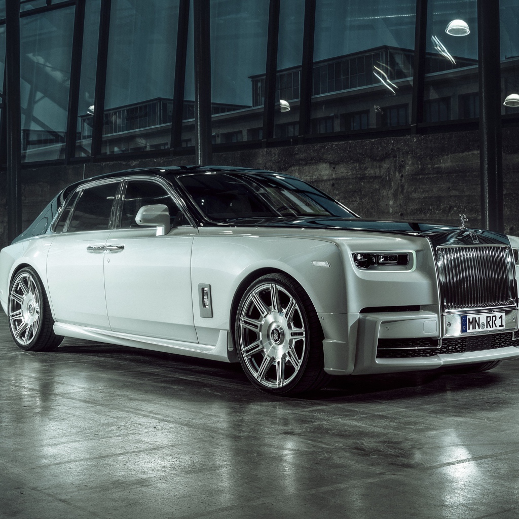 Стильный дорогой автомобиль  Rolls-Royce Phantom 2019 года