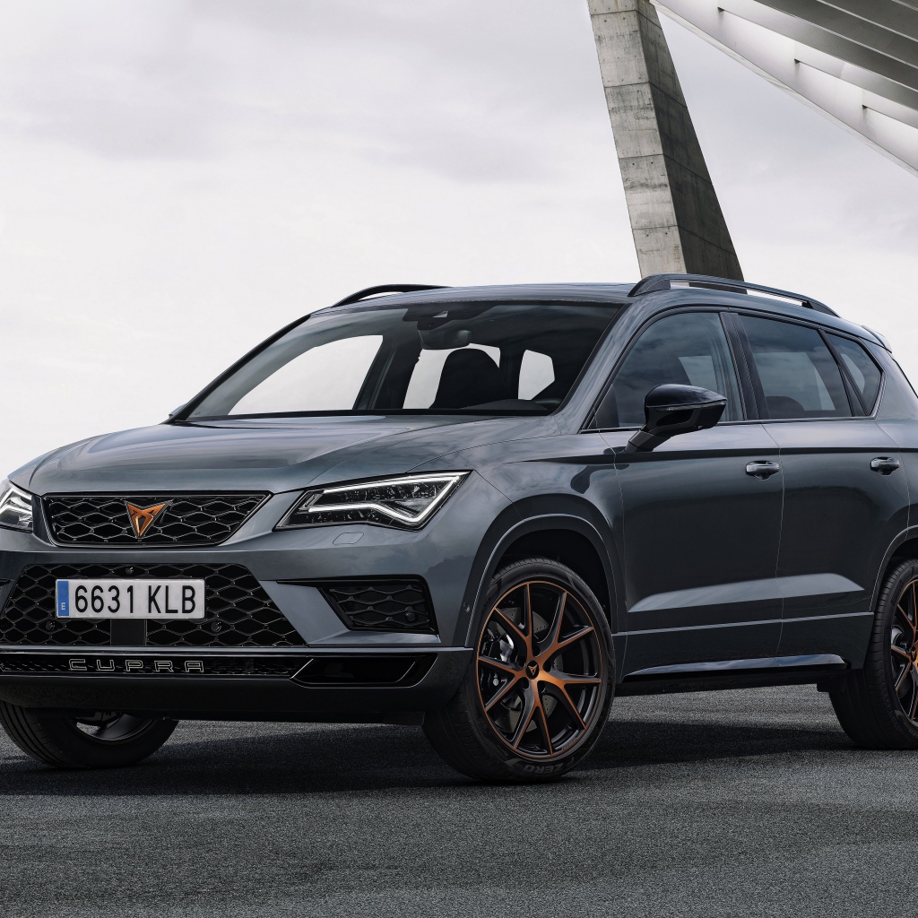 Автомобиль Seat Cupra Ateca у здания