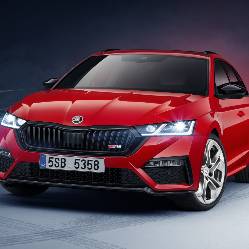 Красный автомобиль Skoda Octavia RS IV Combi 2020 года 