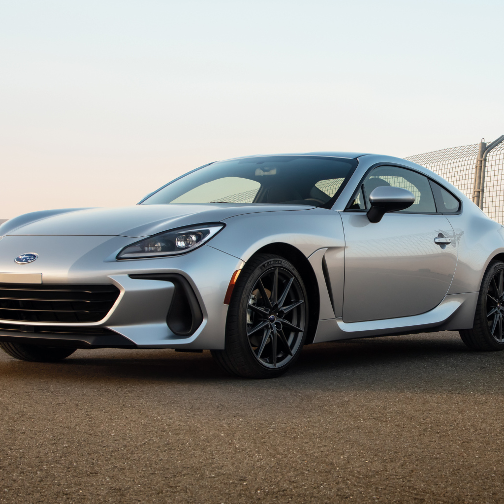 Серебристый автомобиль Subaru BRZ 2022 года