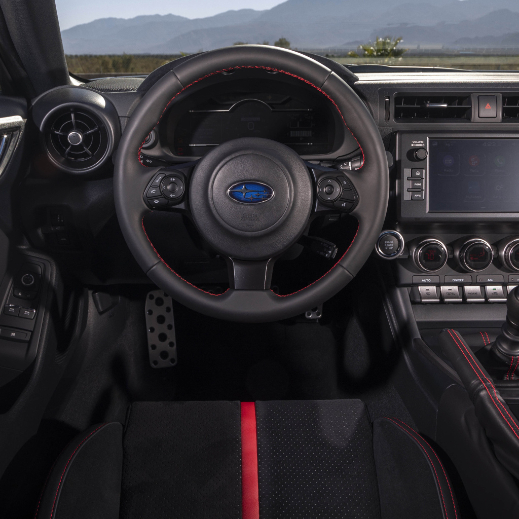 Салон автомобиля subaru brz 2022 года