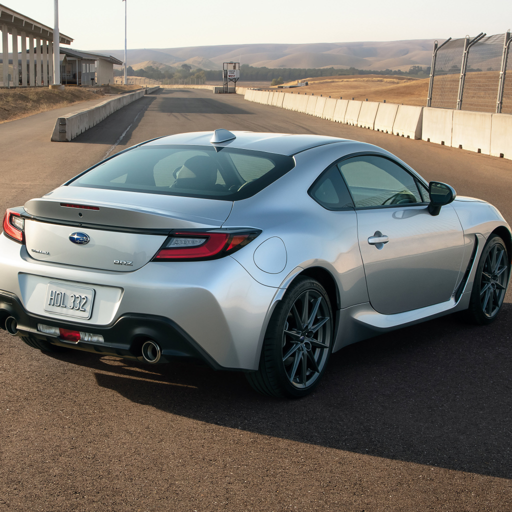 Серебристый автомобиль Subaru BRZ, 2022 года вид сзади