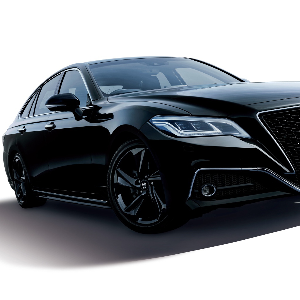 Черный автомобиль Toyota Crown RS Limited 2020 года на белом фоне