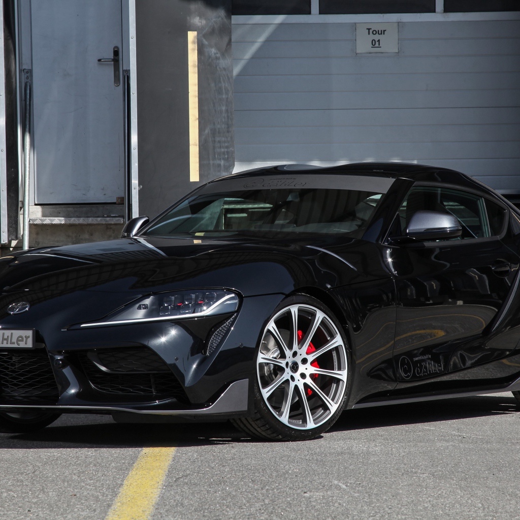 Черный автомобиль Toyota GR Supra 2020 года 