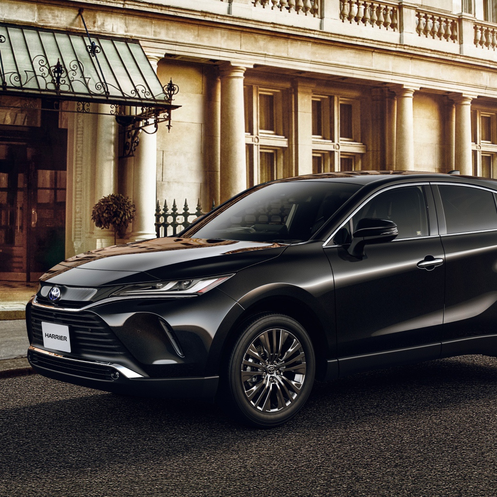 Черный автомобиль Toyota Harrier 2020 года у старого дома