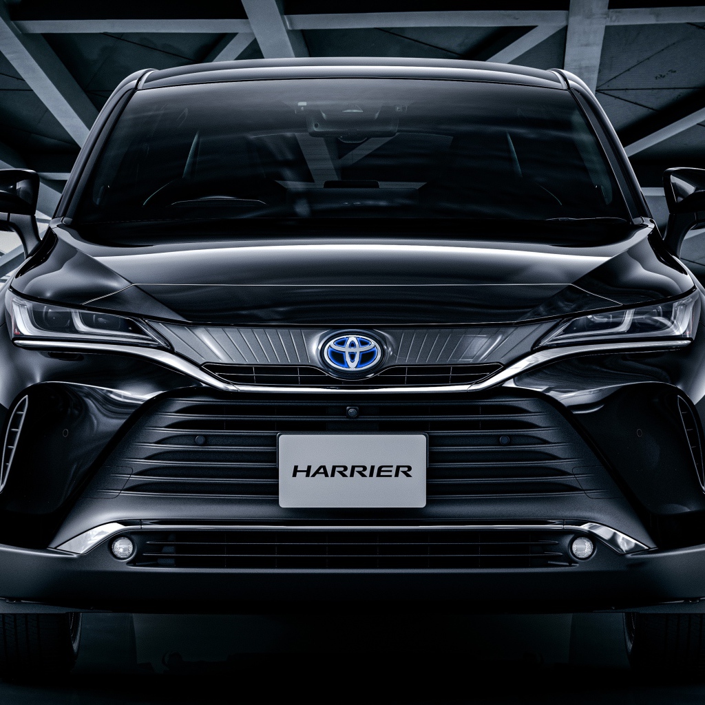 Черный автомобиль Toyota Harrier 2020 года вид спереди