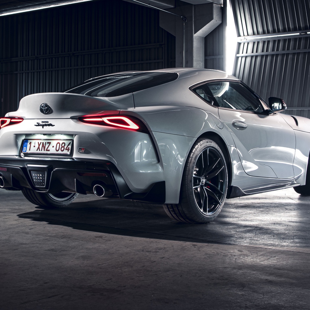 Белый автомобиль Toyota GR Supra 2 Fuji Speedway Edition 2020 года вид сзади 