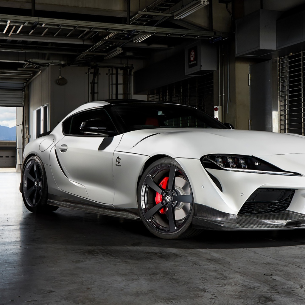 Белый автомобиль  Toyota GR Supra 2020 года в гараже