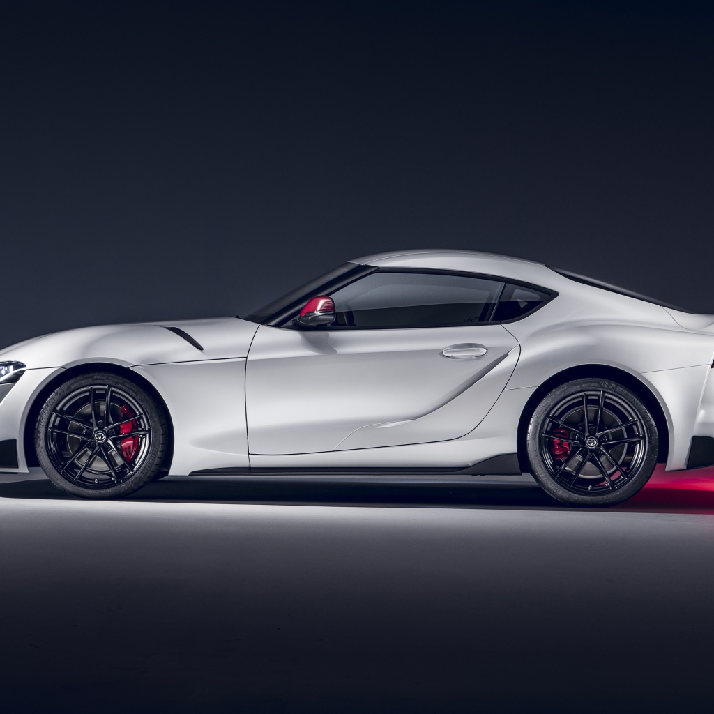 Серый автомобиль Toyota GR Supra 2L 2020 года вид сбоку на сером фоне