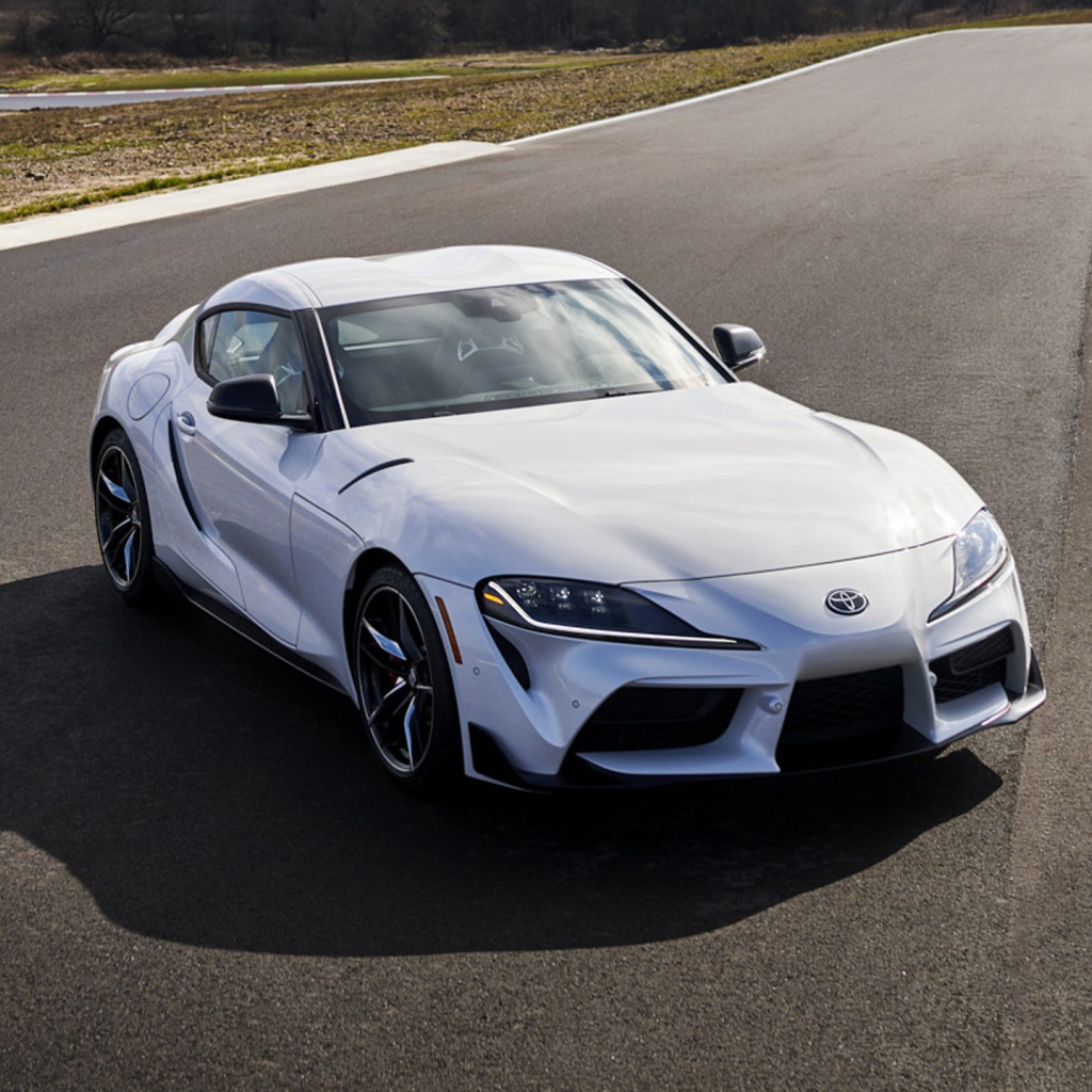 Спортивный автомобиль  Toyota GR Supra 3 Premium, 2020 года на трассе