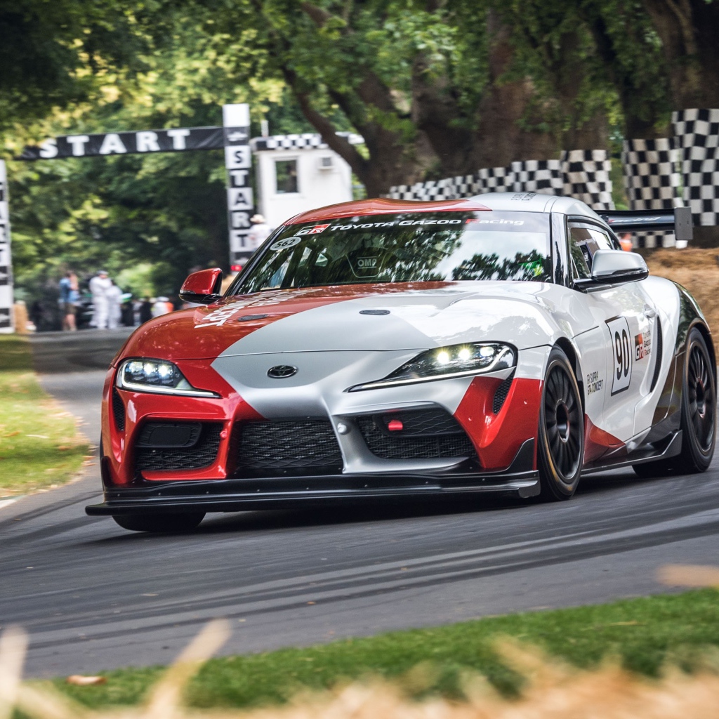 Спортивный автомобиль Toyota GR Supra GT4 Concept  на гонках 