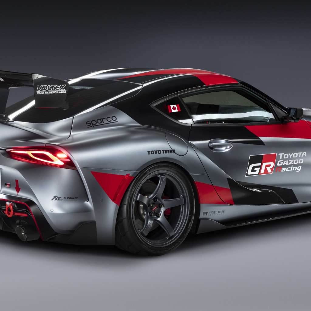 Спортивный автомобиль Toyota GR Supra Track Concept 2020 года вид сзади на сером фоне